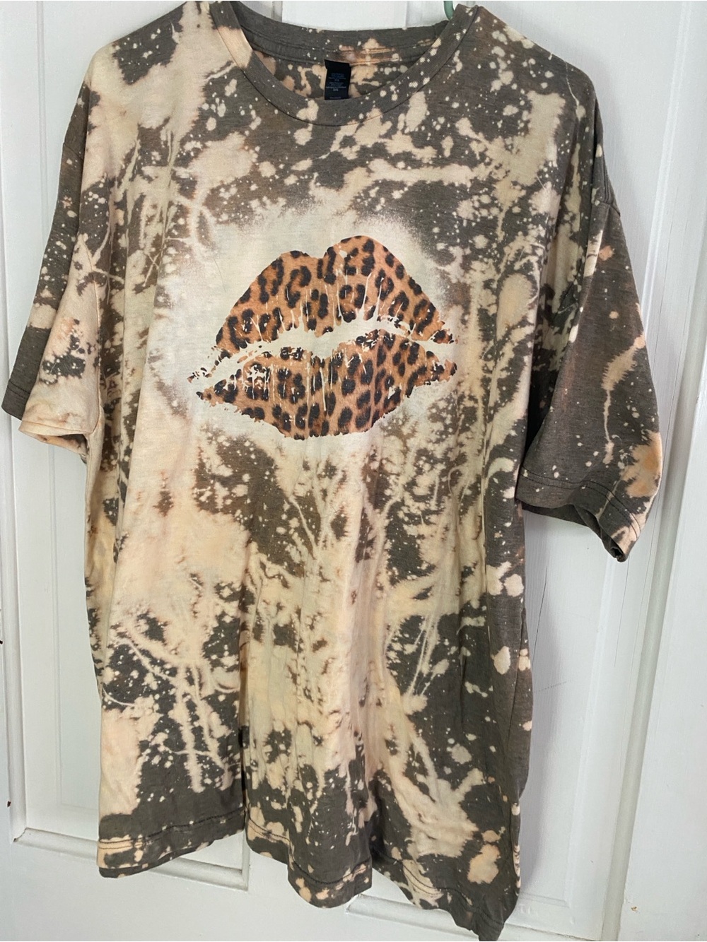 Tultex Beige & Olive Tie-Dye Leopard Lip Graphic Tee